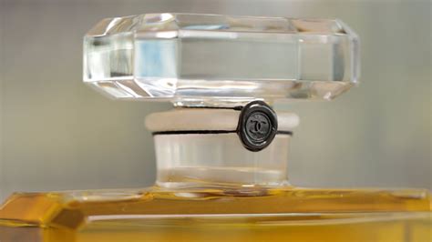 The Baudruchage, a Precise Art to Seal a CHANEL N°5 Bottle – 